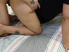 纹身的拉丁裔熟女性感的屁股和阴部被记录下来