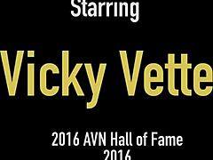 Vicky Vette给了一个热辣的足交和口交,导致了混乱的射精。