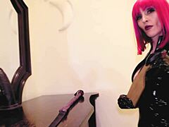 Evas乳胶恋物癖:一个BDSM和恋物癖视频,特色是一个成熟的表演者。