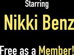 熟女Nikki Benz穿着内衣挑逗,在网络摄像头上自慰