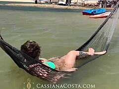 Casiana Coast在Jericoacoara海滩上与朋友一起享受三人行的乐趣
