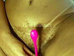 一个充满欲望的成熟女人,拥有丰满的臀部和未剃的生殖器,在网上接受整个射精。