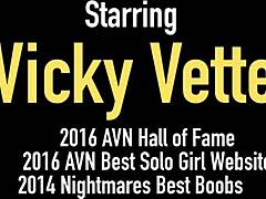 Vicky Vette用两个紫色震动棒享受双重快感
