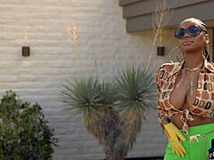 黑人花花公子模特Nyla在独奏表演中炫耀她的大自然乳房