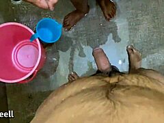 印度家庭主妇洗性感澡
