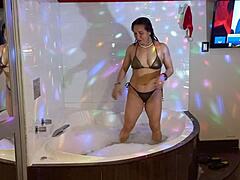 有曲线身材的热熟女在热水浴洗