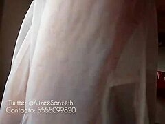 业余熟女 Alizee Sanzeth 在色情视频中耀她的天然乳房