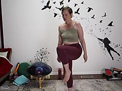 性感熟女教股和穿着衣服的驼脚手淫的高清摄像头视频